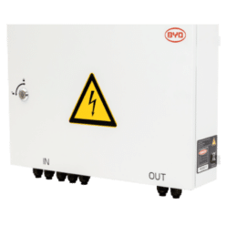 BYD Battery-Box Combiner Box Plus CBH-70A schuin zijaanzicht met wandbeugels