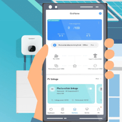 Illustratie van de Growatt GroHome app op een smartphone die zelfverbruik, PV-opbrengst en verbruik toont, met een Growatt omvormer en batterij op de achtergrond
