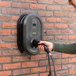 Ratio Solar laadpaal 22kW in gebruik aan bakstenen muur met Type 2 stekker